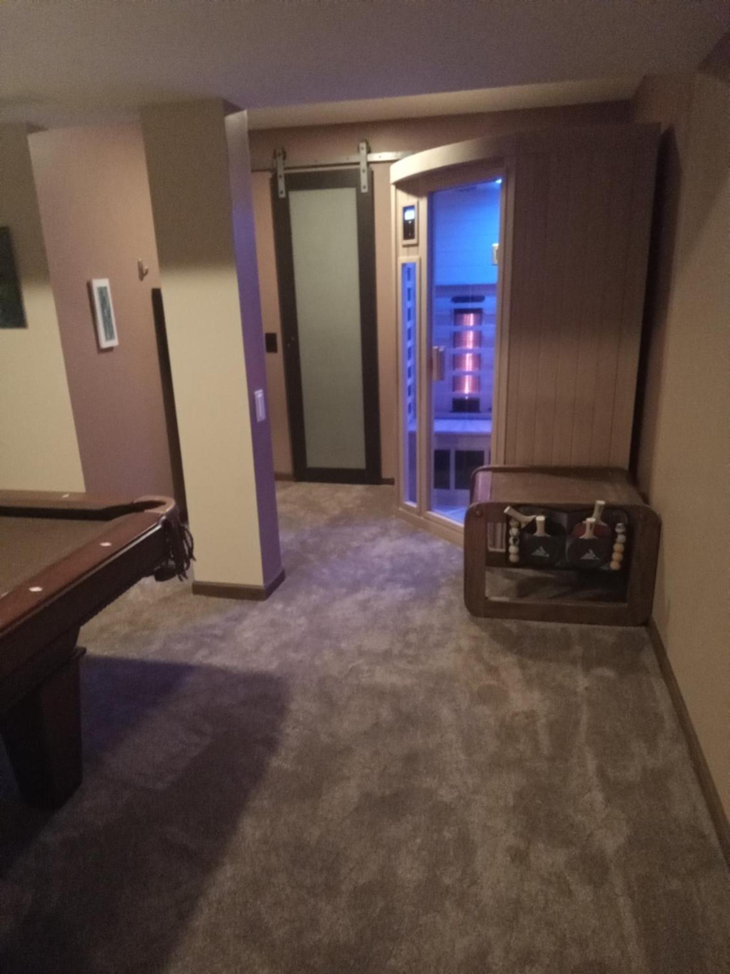 Super Suite With Sauna, Pool Table And Arcade Game Lansing Exterior photo